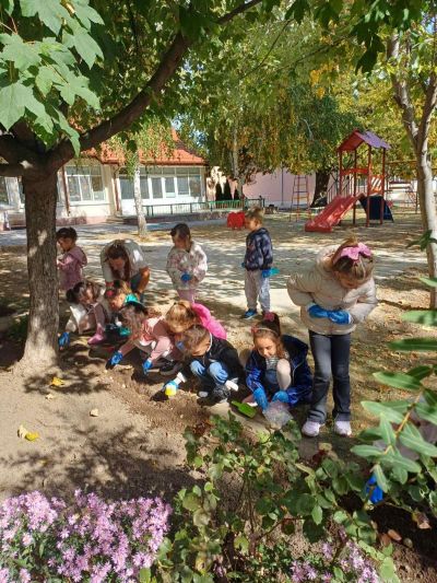 Кампания "За една цветна градина"- част 1 - ДГ Ралица - Войводиново