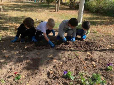 Кампания "За една цветна градина"- част 1 - ДГ Ралица - Войводиново